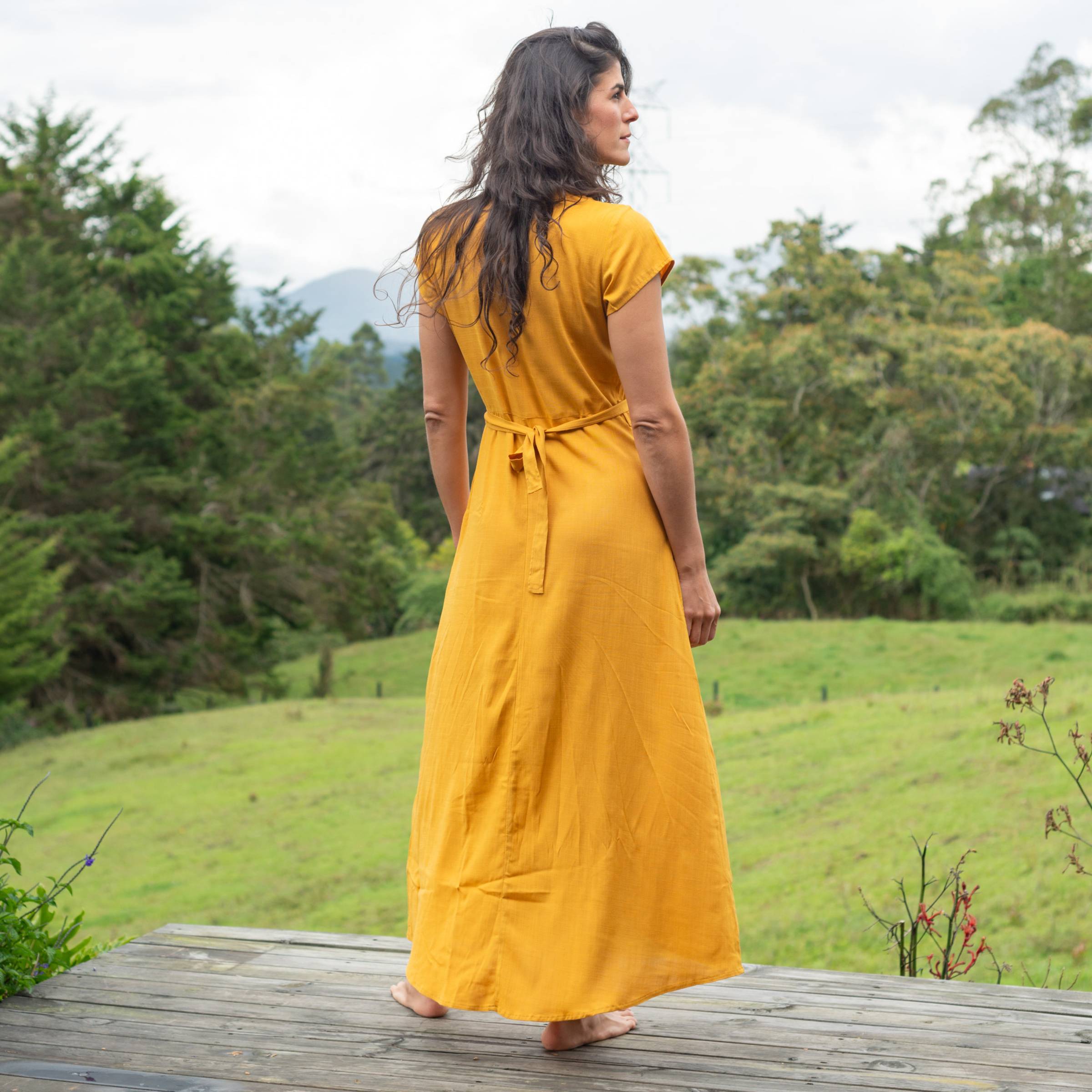 Vestido Cruzado — Amarillo Solar